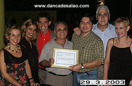 Milton Saldanha (ao centro) recebendo homenagem de Marco Antonio Perna Photograph
