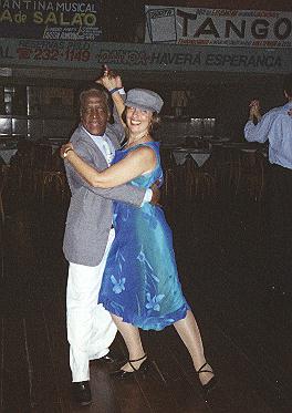 Gerson era danarino e professor de tango. Figura muito conhecida na comunidade de tango carioca. Tinha como marca registrada um 