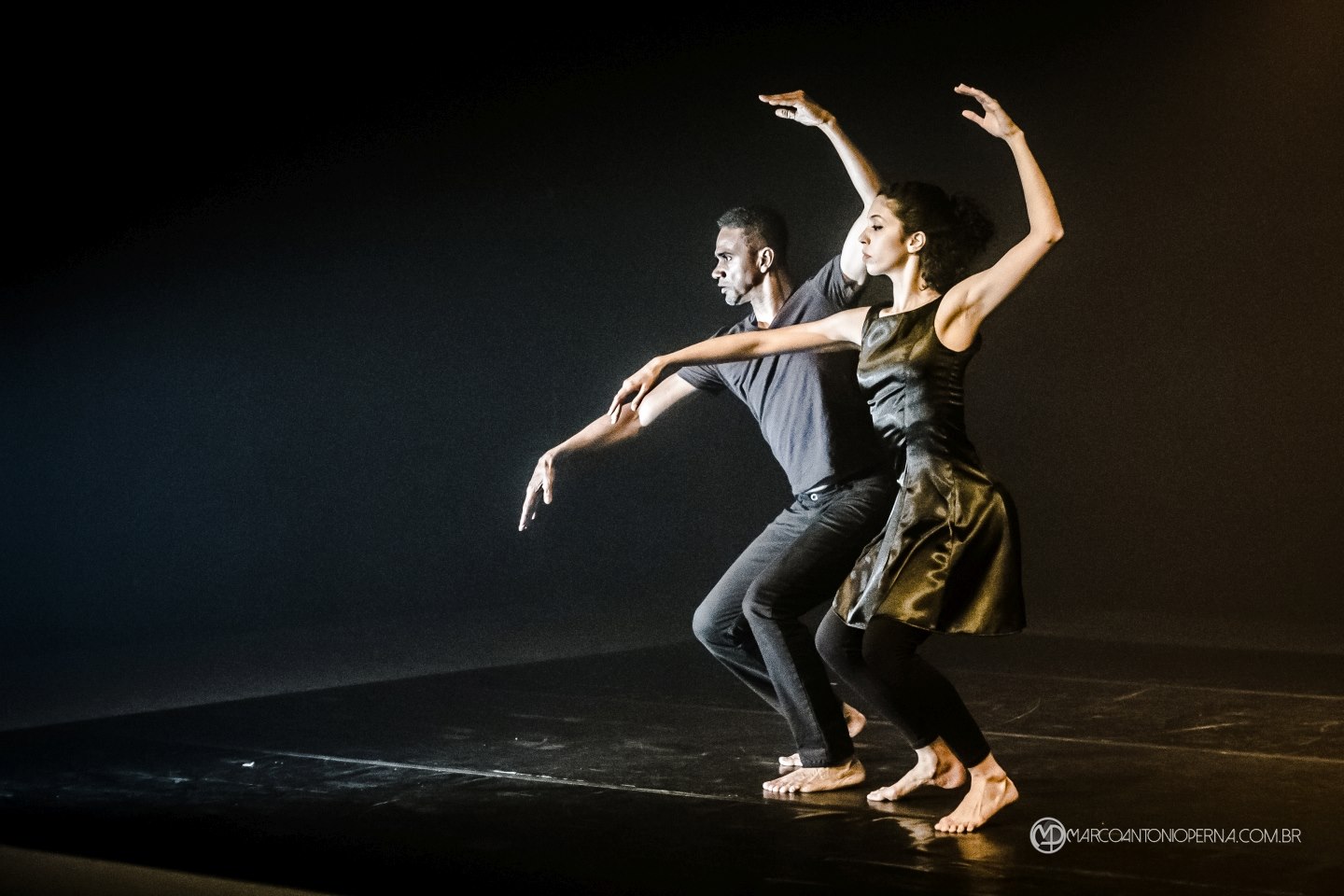 Com coreografias criadas por Joo Carlos Ramos, o novo espetculo da Cia. Area de Dana aborda o universo ntimo das relaes. A trilha sonora tem Pixinguinha, Astor Piazolla e Zeca Pagodinho, entre outros. Teatro Angel Vianna - Centro Coreogrfico do Rio de Janeiro.