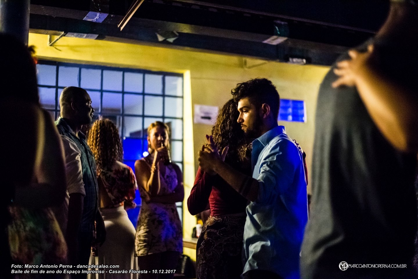 Jovens Amigos Glamourosos Interculturais Levantando Os Braços Enquanto Dançam Juntos Em Casa Festa Na Sala De Estar Iluminada Com Iluminação Rosa Foto Royalty Free, Gravuras, Imagens e Banco de fotografias. Image 172289338