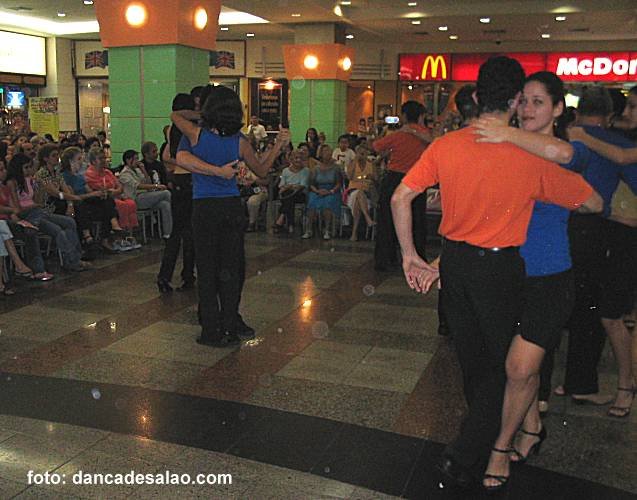 III Salo Rio Dana-Cia Conexo Dana em apresentao em shopping.